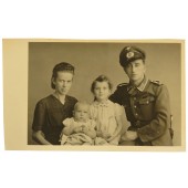 Ritratto di famiglia con soldato del 333° reggimento di fanteria